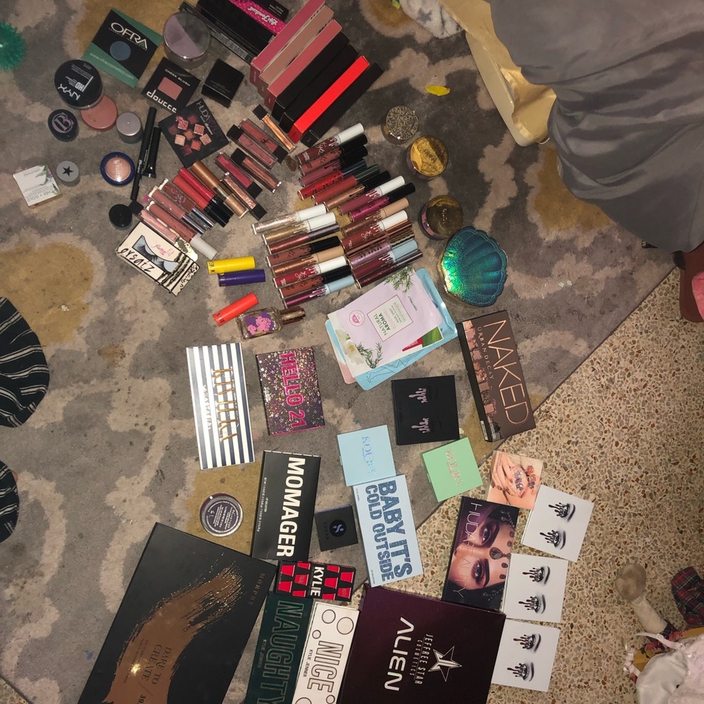 HUGE makeup bundle authentic *updated pictures*